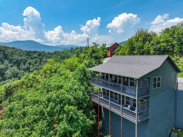 843 Sourwood Drive, Gatlinburg, TN 37738