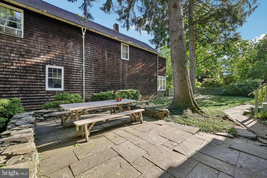 Image 10 of property listing at 4619 KESWICK RD, Baltimore, MD 21210
