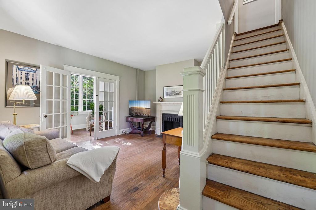 Image 14 of property listing at 4619 KESWICK RD, Baltimore, MD 21210