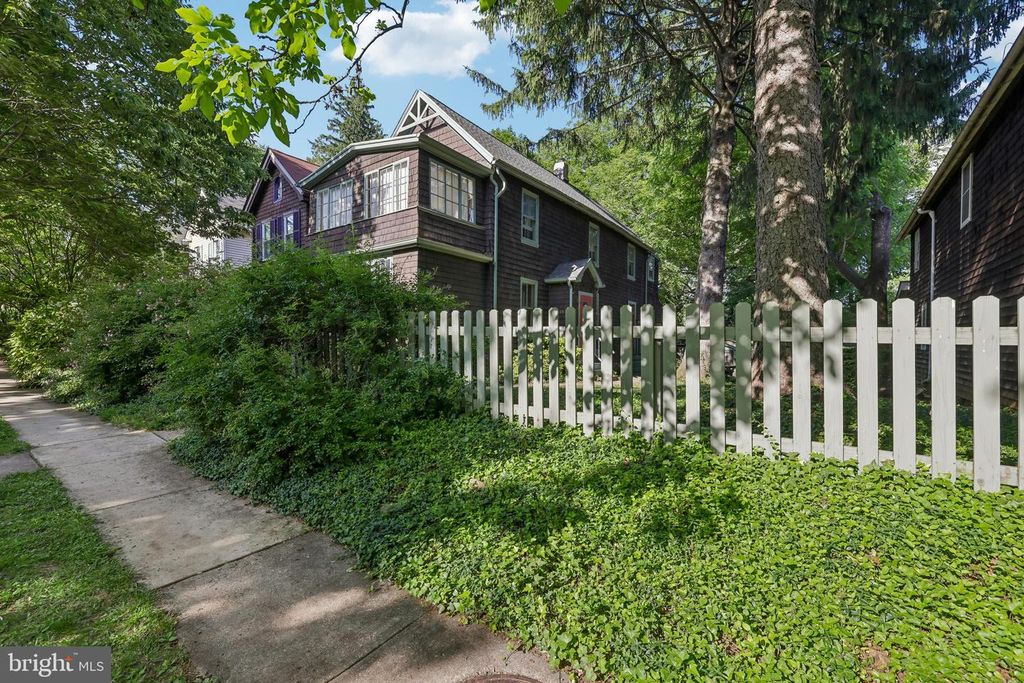 Image 2 of property listing at 4619 KESWICK RD, Baltimore, MD 21210