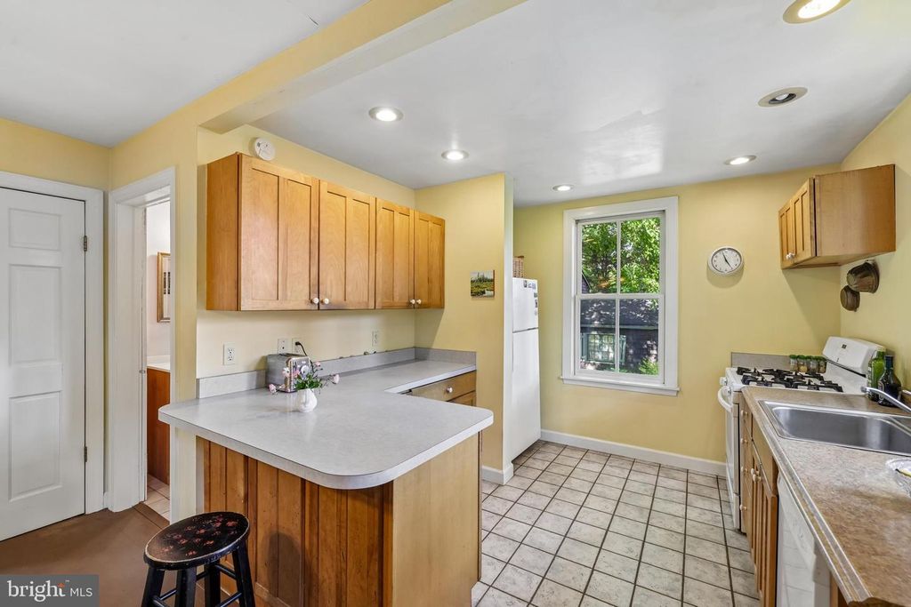 Image 22 of property listing at 4619 KESWICK RD, Baltimore, MD 21210