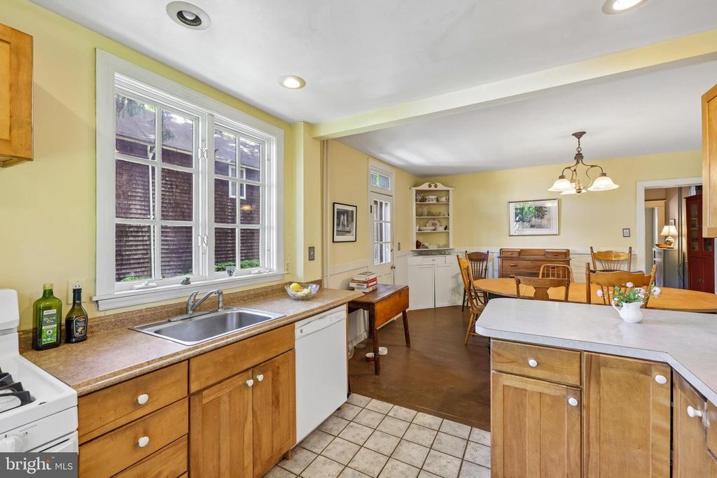Image 25 of property listing at 4619 KESWICK RD, Baltimore, MD 21210