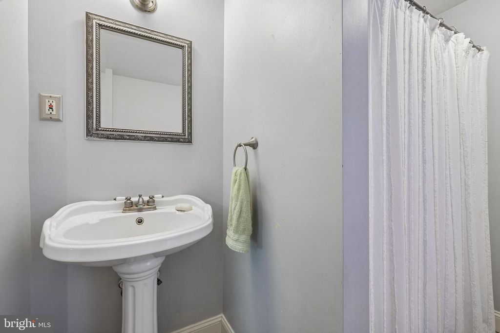 Image 39 of property listing at 4619 KESWICK RD, Baltimore, MD 21210