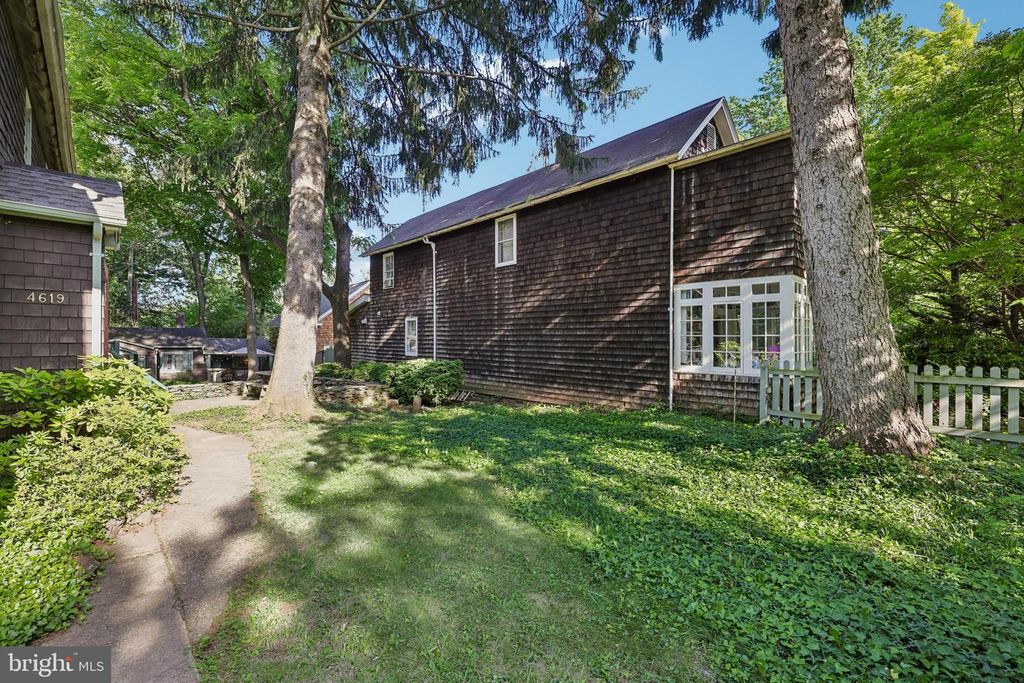 Image 5 of property listing at 4619 KESWICK RD, Baltimore, MD 21210