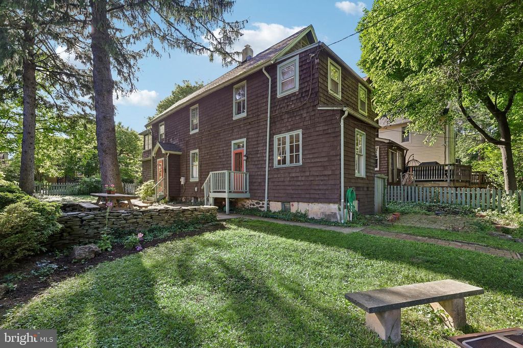 Image 7 of property listing at 4619 KESWICK RD, Baltimore, MD 21210