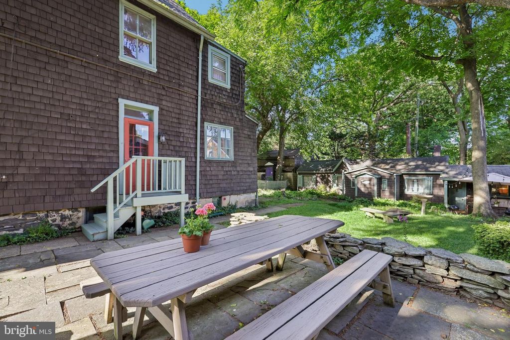 Image 8 of property listing at 4619 KESWICK RD, Baltimore, MD 21210