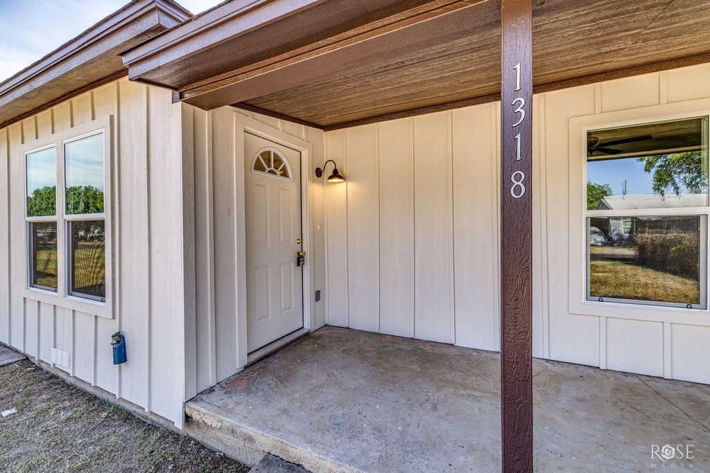Image 3 of property listing at 1318 Luna Street, San Angelo, TX 76905