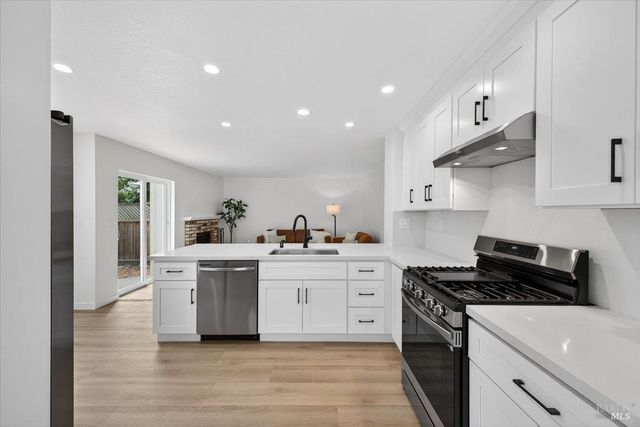 124 Macklin Dr, Cotati, CA 94931