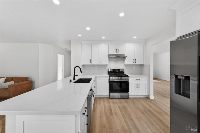 124 Macklin Dr, Cotati, CA 94931