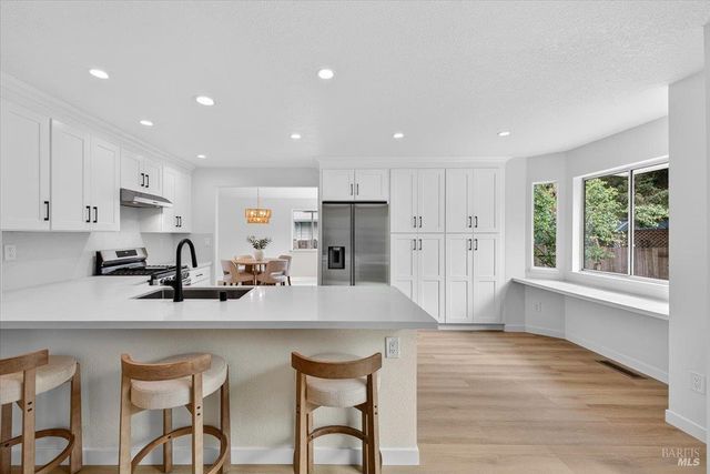 124 Macklin Dr, Cotati, CA 94931