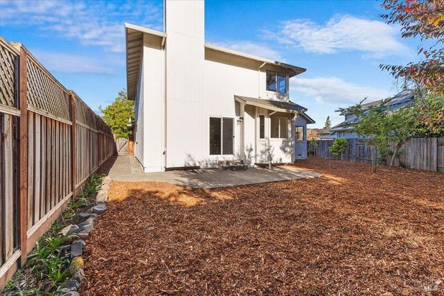 124 Macklin Dr, Cotati, CA 94931