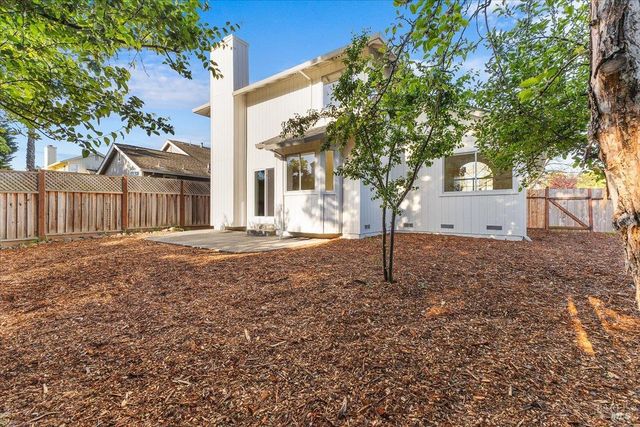 124 Macklin Dr, Cotati, CA 94931