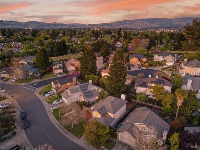 124 Macklin Dr, Cotati, CA 94931