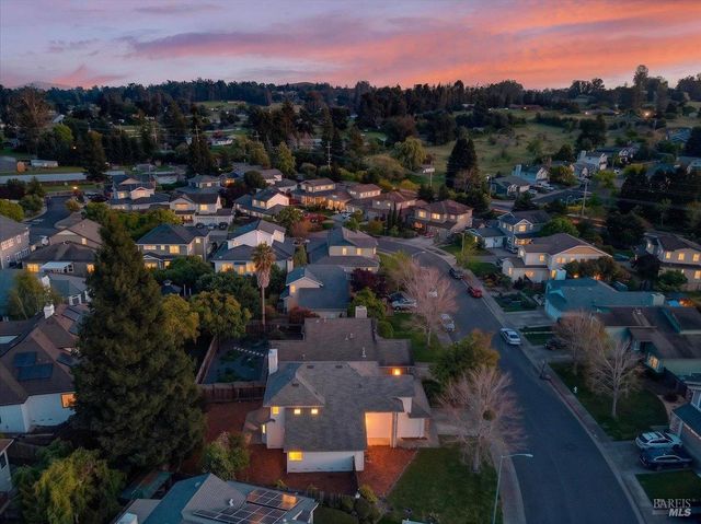 124 Macklin Dr, Cotati, CA 94931