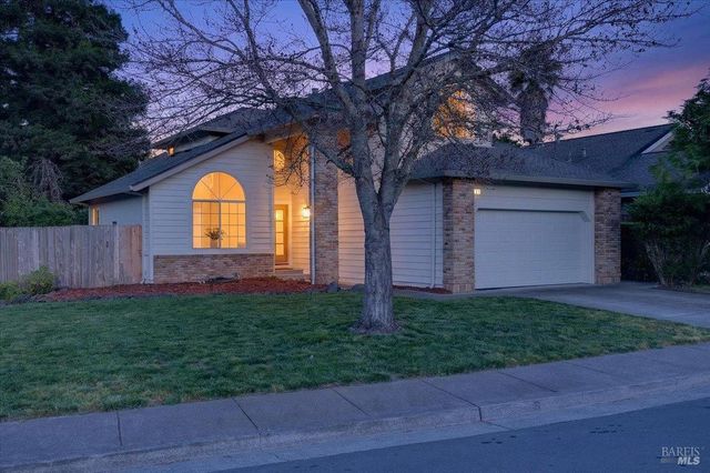124 Macklin Dr, Cotati, CA 94931