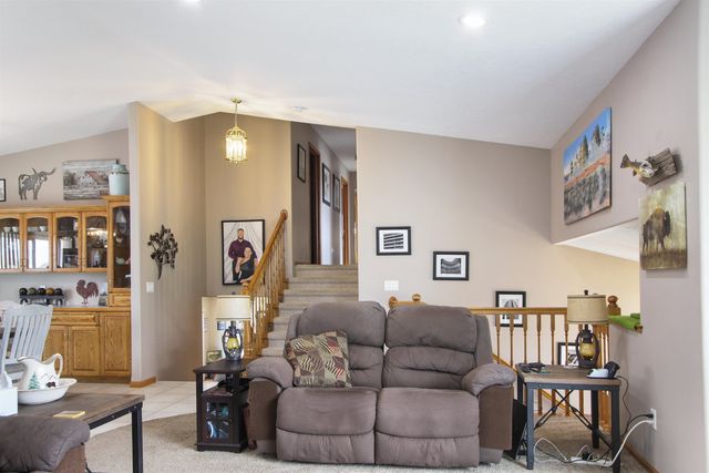 1908 13th St NW, Minot, ND 58703