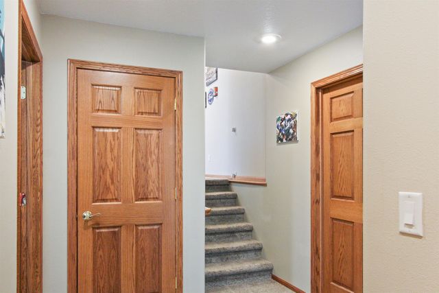 1908 13th St NW, Minot, ND 58703