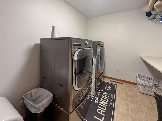 1908 13th St NW, Minot, ND 58703