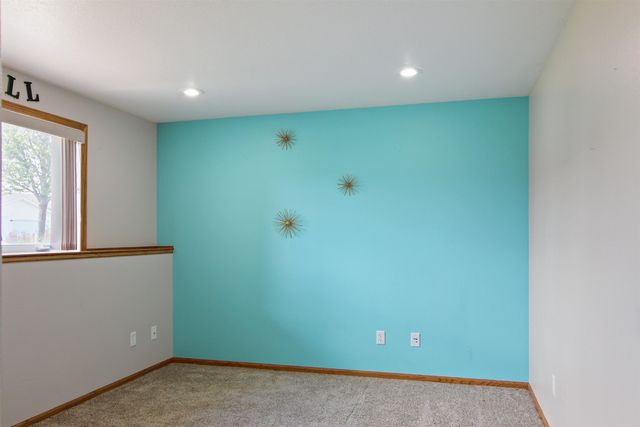 1908 13th St NW, Minot, ND 58703