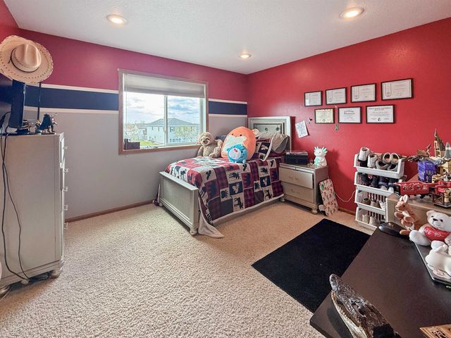 1908 13th St NW, Minot, ND 58703