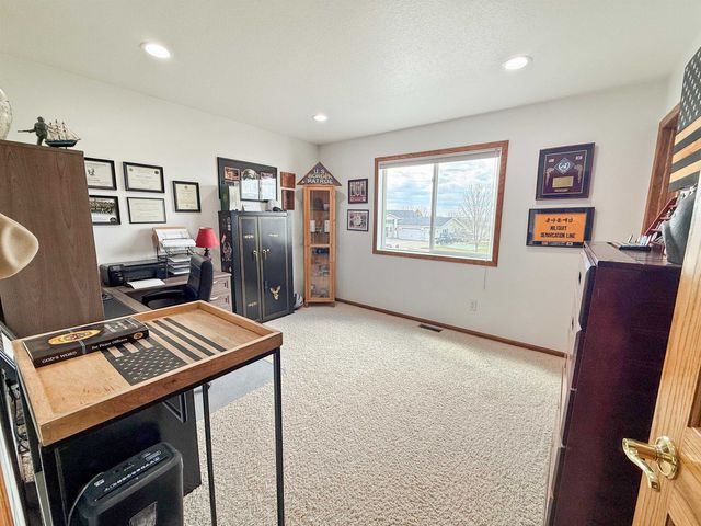 1908 13th St NW, Minot, ND 58703
