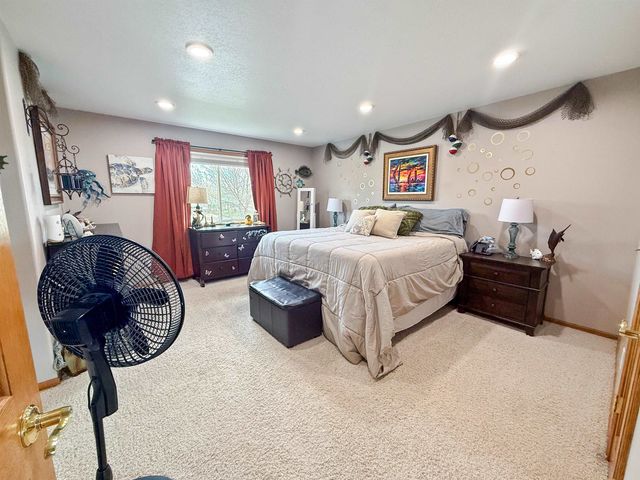 1908 13th St NW, Minot, ND 58703