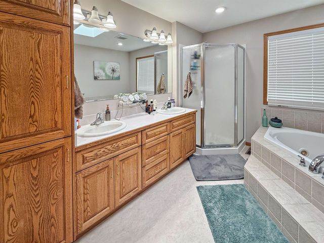 1908 13th St NW, Minot, ND 58703
