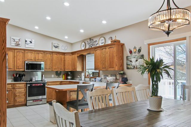 1908 13th St NW, Minot, ND 58703