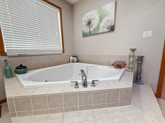 1908 13th St NW, Minot, ND 58703