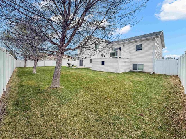 1908 13th St NW, Minot, ND 58703