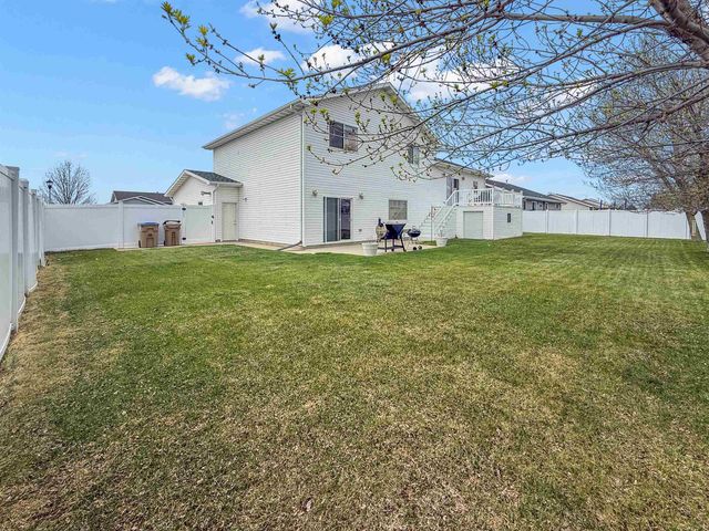 1908 13th St NW, Minot, ND 58703
