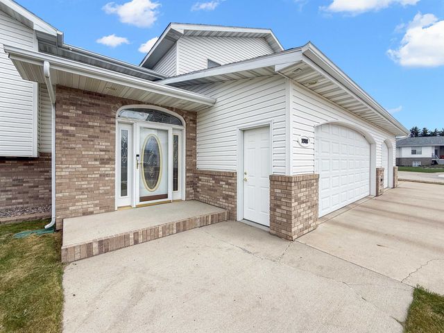 1908 13th St NW, Minot, ND 58703