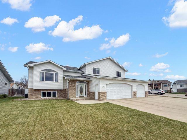 1908 13th St NW, Minot, ND 58703