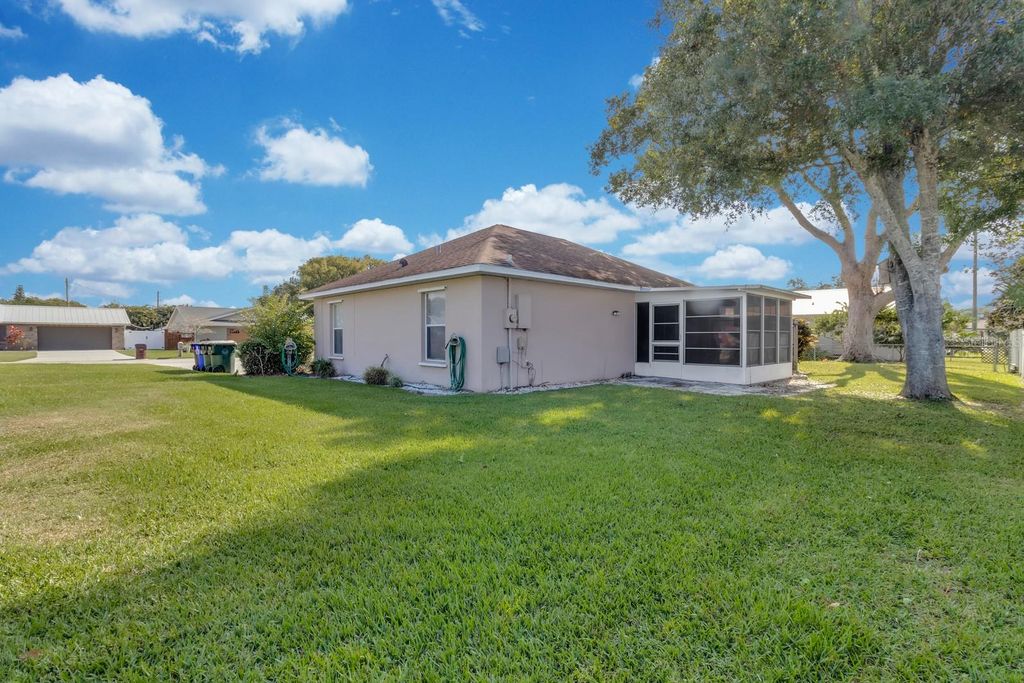 Image 6 of property listing at 12 DELAWARE AVENUE, St Cloud, FL 34769