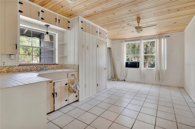 1420 E 8TH AVENUE, Mount Dora, FL 32757