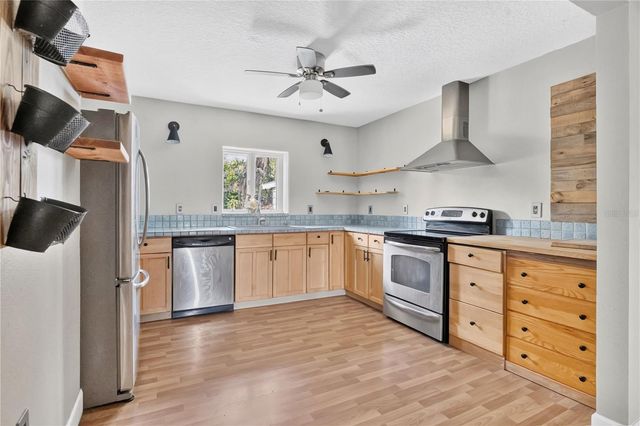 1420 E 8TH AVENUE, Mount Dora, FL 32757
