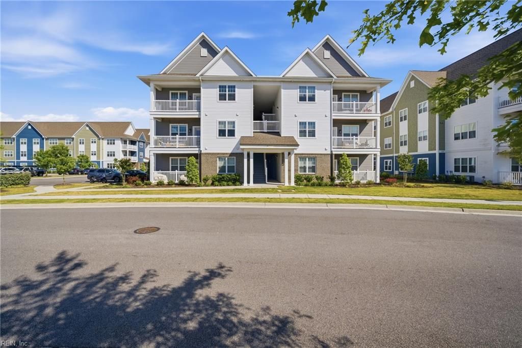 1733 Dromolin Drive 304, Virginia Beach, VA 23456