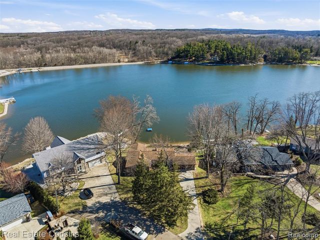 8028 Ore Knob Drive, Fenton, MI 48430