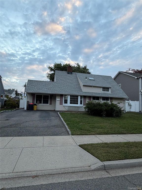 11 Acre Lane, Hicksville, NY 11801