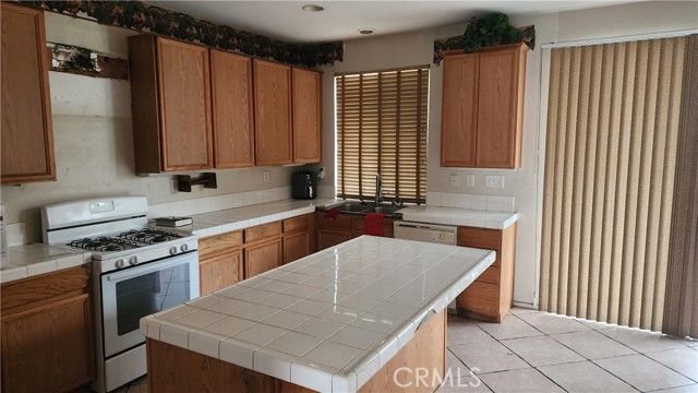 7411 Olympia, Fontana, CA 92336
