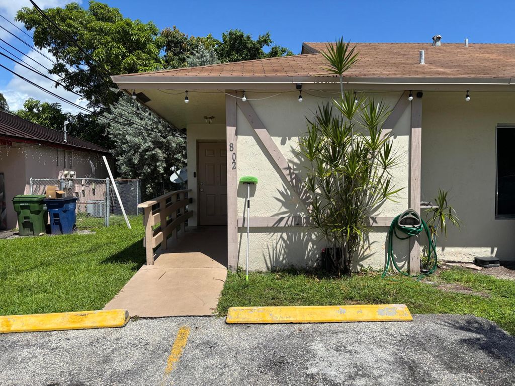 800 SW 9TH Street, Hallandale Beach, FL 33009