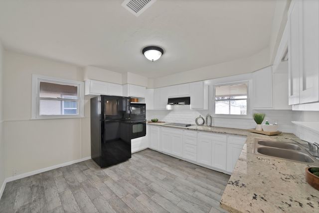 5432 Dennis Avenue, Fort Worth, TX 76114