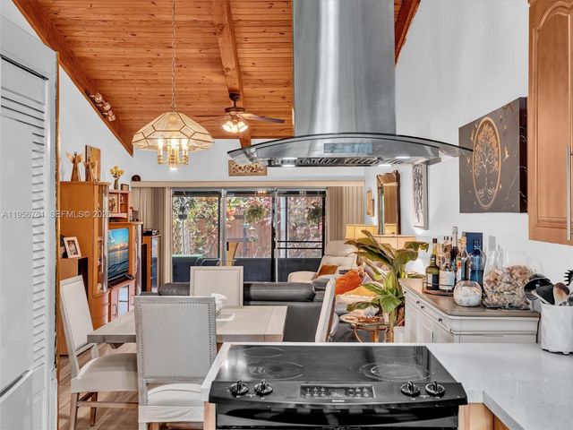 2350 Elm Ct, Pembroke Pines, FL 33026