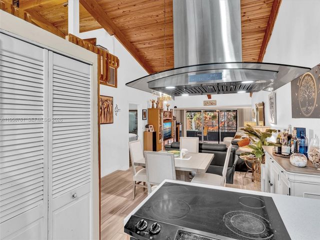 2350 Elm Ct, Pembroke Pines, FL 33026