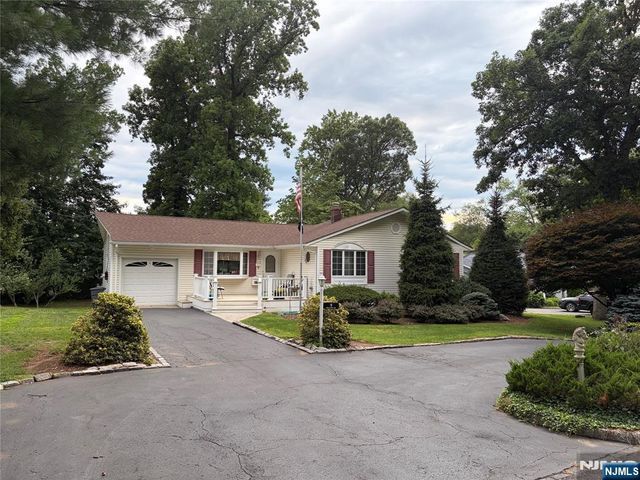 9 Belaire Drive, Roseland, NJ 07068