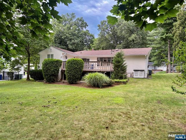 9 Belaire Drive, Roseland, NJ 07068