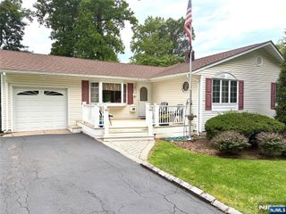 9 Belaire Drive, Roseland, NJ 07068