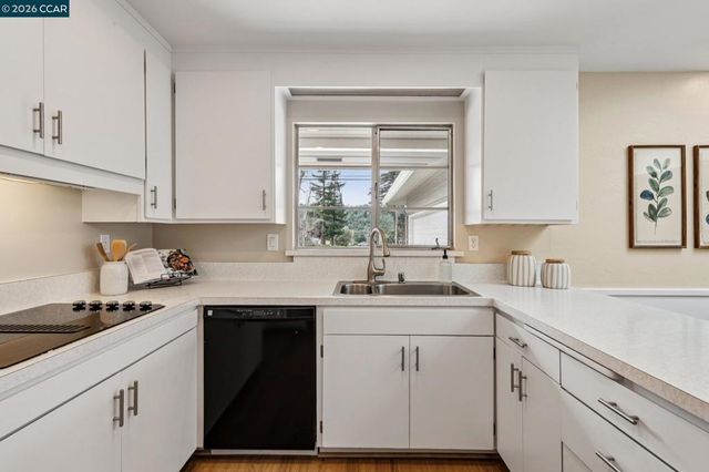 1103 1103 Larch Avenue, Moraga, CA 94556