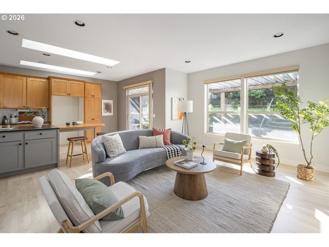 3924 Sw PASADENA St, Portland, OR 97219