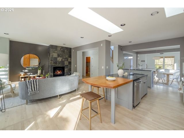 3924 Sw PASADENA St, Portland, OR 97219